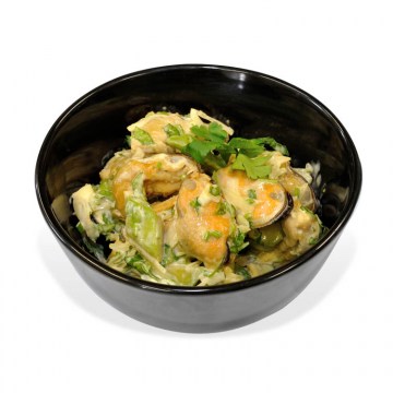 Salad with mussels and avocado